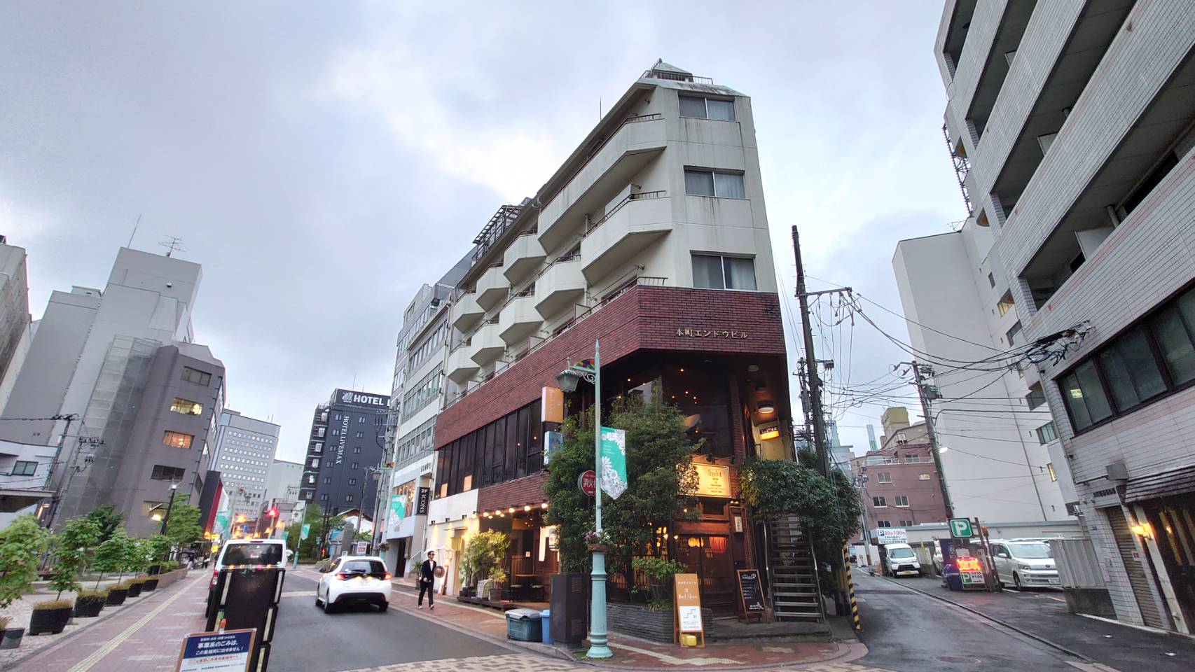 思わず、記したくなる毎日へ。本町の“文化的な日常”が似合うビル。
