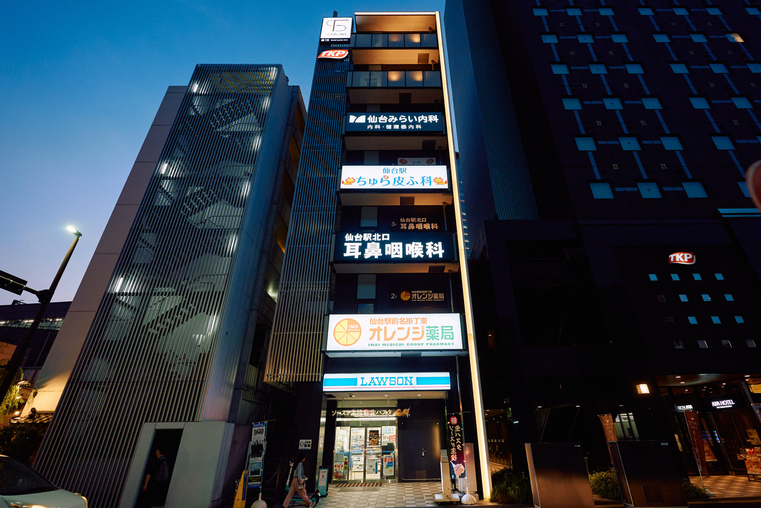 仙台駅から“濡れずに”5分。毎日の通いやすさが、信頼になるビル。
